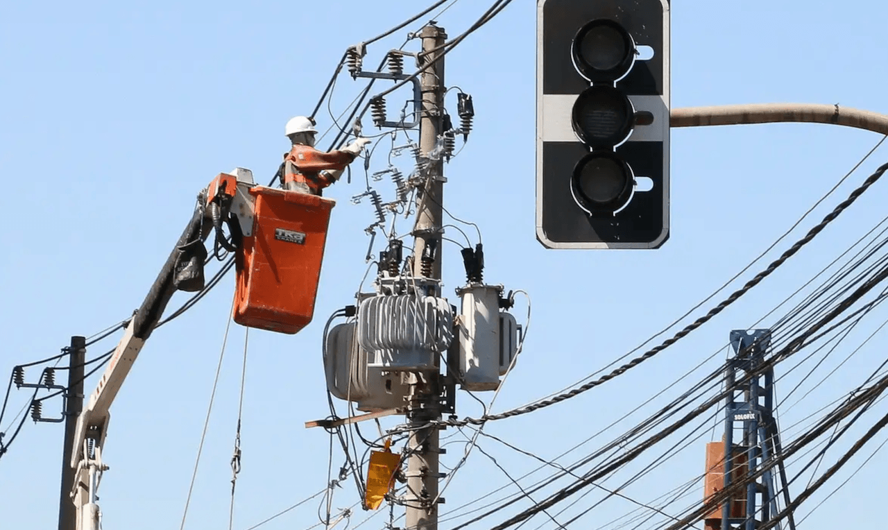 AGU entende que distribuidoras devem ceder exploração de postes