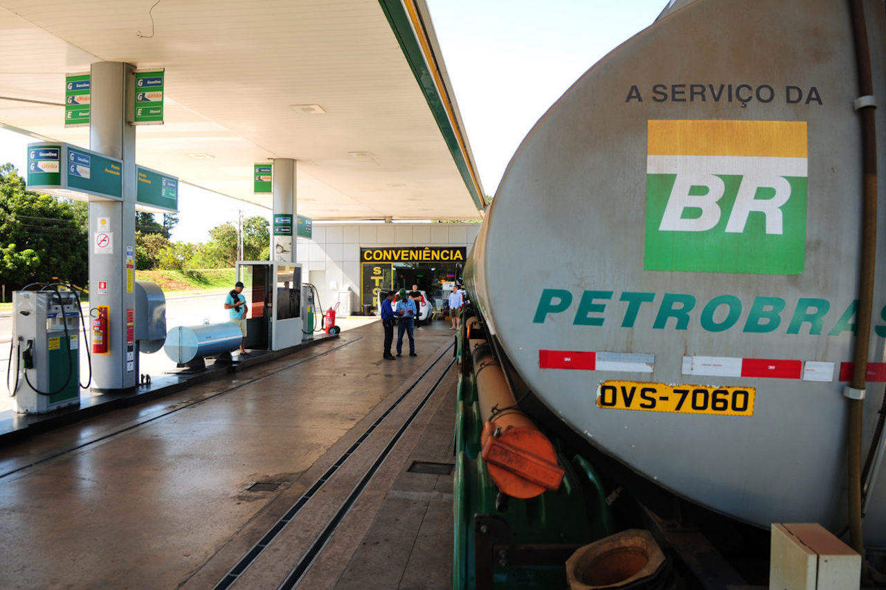 Petrobras reajusta preço do diesel, mas subvenção evitará repasse aos